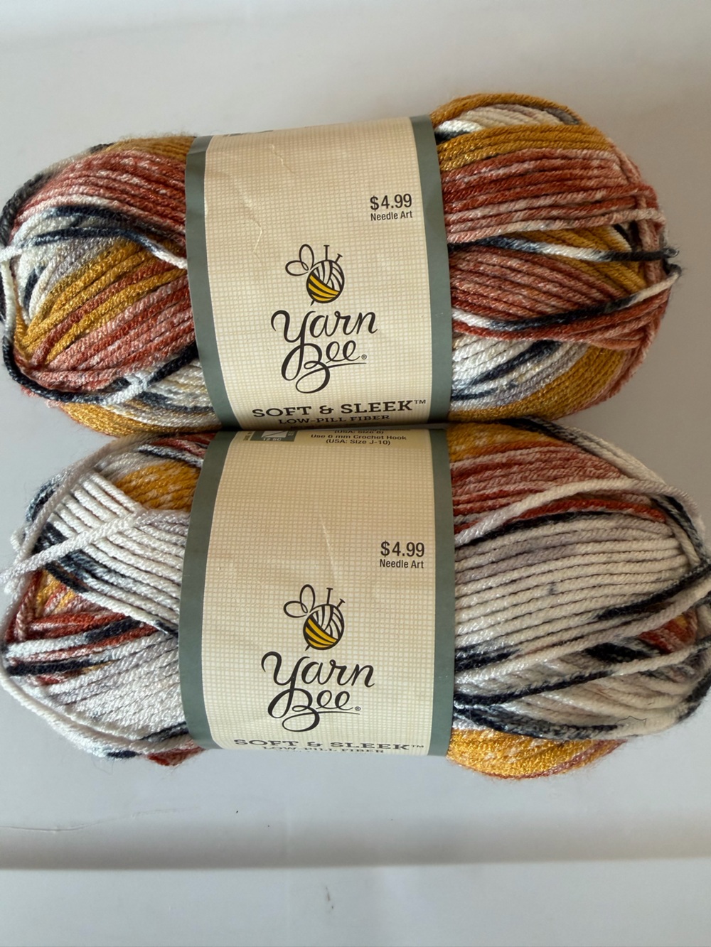 Yarn Bee Soft&Sleek
Low pill yarn 
Size 4 oz 
Color:Sunrise Seranade
Lot of 2